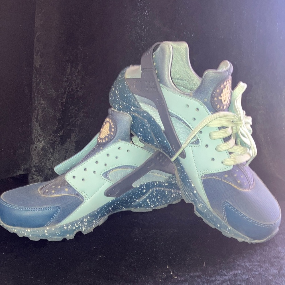 Nike Blue Huarache Sneakers with Mesh and Synthetic Overlays